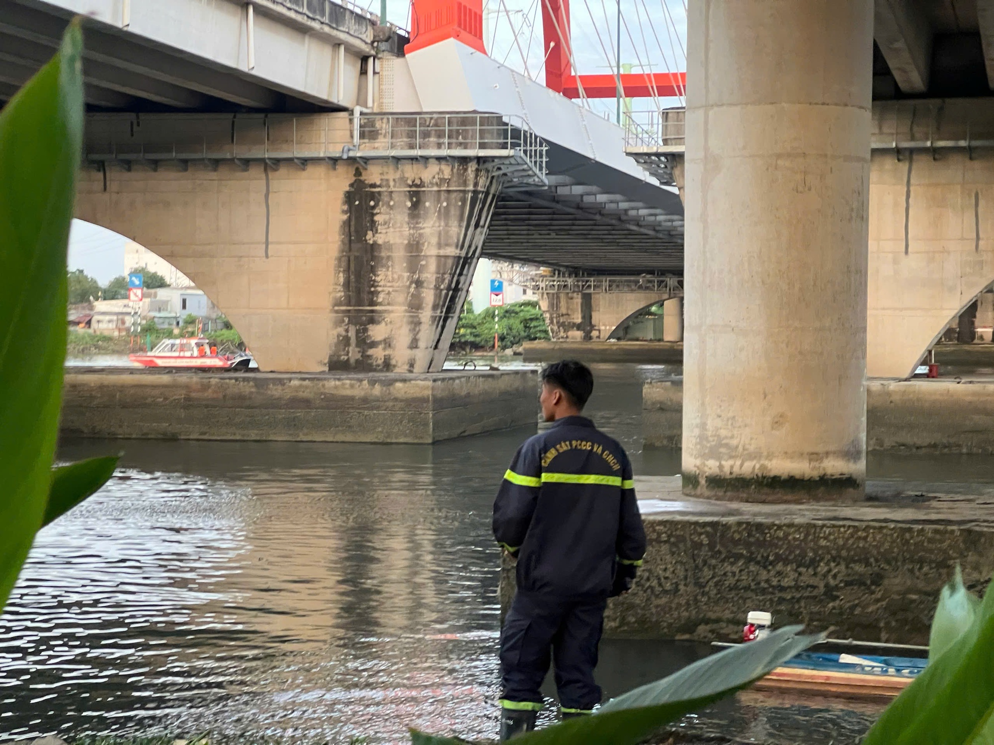 Công an TPHCM đang tìm người đàn ông nhảy cầu Bình Lợi- Ảnh 1. Công an TPHCM đang tìm người đàn ông nhảy cầu Bình Lợi- Ảnh 1.