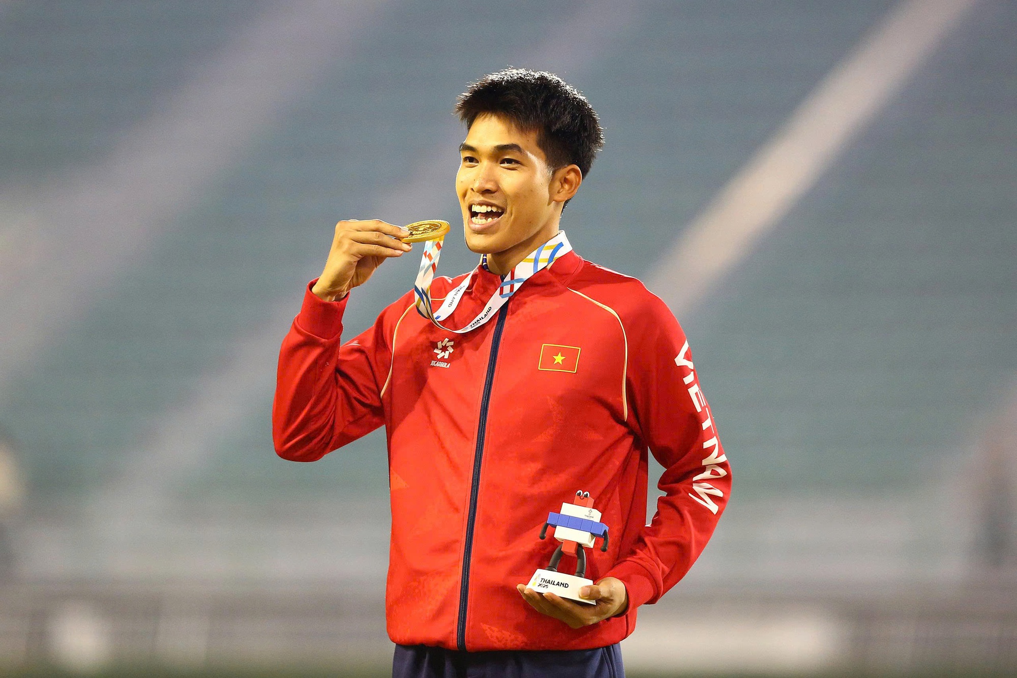 Khoảnh khắc xúc động, người bố chân đứng không vững, mắt rớm lệ khi con trai giành HCV SEA Games cho Việt Nam- Ảnh 8. Khoảnh khắc xúc động, người bố chân đứng không vững, mắt rớm lệ khi con trai giành HCV SEA Games cho Việt Nam- Ảnh 8.