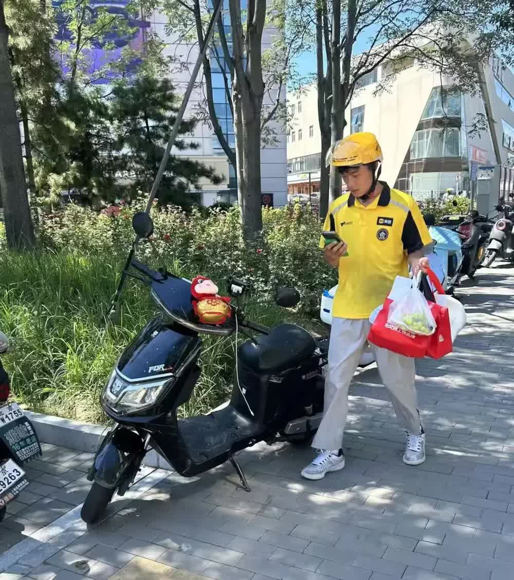 Thanh niên làm shipper lương 105 triệu/tháng, 3 năm kiếm gần 4 tỷ, mua được nhà: Ngày chỉ ngủ 3 tiếng, 21 tiếng ngoài đường- Ảnh 1.