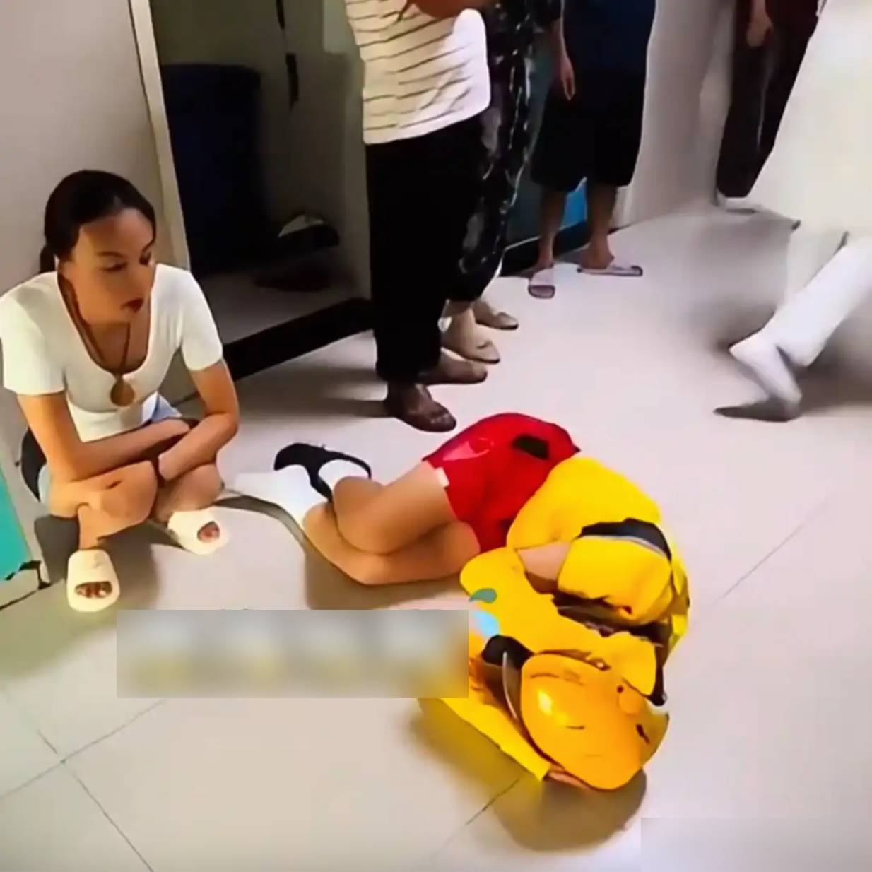 Giao nhầm đơn, shipper nằm khóc lăn lộn trên sàn nhưng dân mạng lại chỉ trích khách đặt đồ ăn- Ảnh 1.