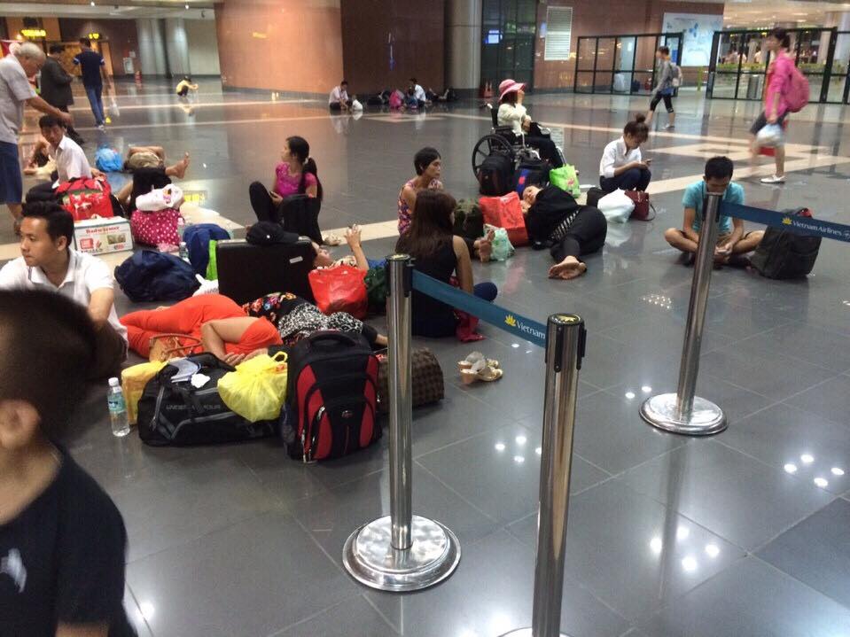 Hành khách bị delay tại Nội Bài, Tân Sơn Nhất, Đà Nẵng có thể ngủ ở sân bay: Nhiều trường hợp được miễn phí- Ảnh 1.