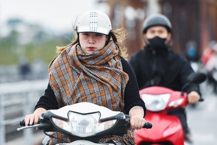 Gió mùa Đông Bắc tràn về, Hà Nội rét căm căm 12 độ C: Thứ Bảy mưa gió, Chủ nhật lạnh buốt- Ảnh 1. Gió mùa Đông Bắc tràn về, Hà Nội rét căm căm 12 độ C: Thứ Bảy mưa gió, Chủ nhật lạnh buốt- Ảnh 1.