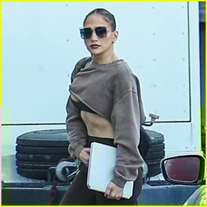 Bị bắt gặp mặc áo crop top khoe cơ bụng số 11, Jennifer Lopez ở tuổi 55 làm cách nào mà trẻ hơn cả tuổi 30 của nhiều người?- Ảnh 1.