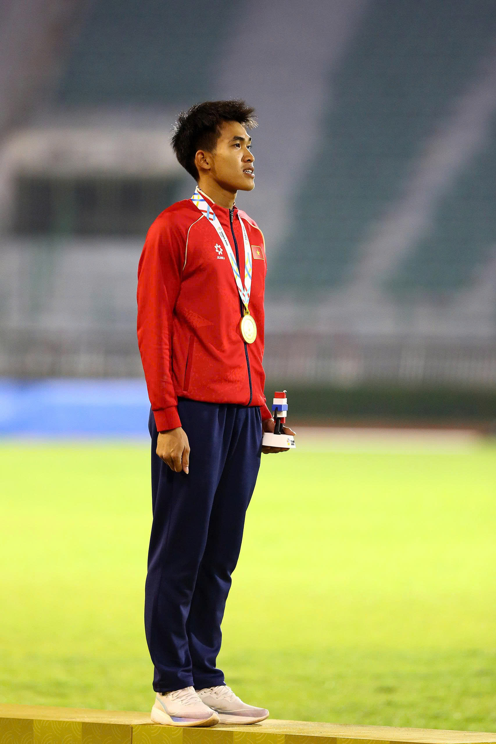 Khoảnh khắc xúc động, người bố chân đứng không vững, mắt rớm lệ khi con trai giành HCV SEA Games cho Việt Nam- Ảnh 9. Khoảnh khắc xúc động, người bố chân đứng không vững, mắt rớm lệ khi con trai giành HCV SEA Games cho Việt Nam- Ảnh 9.