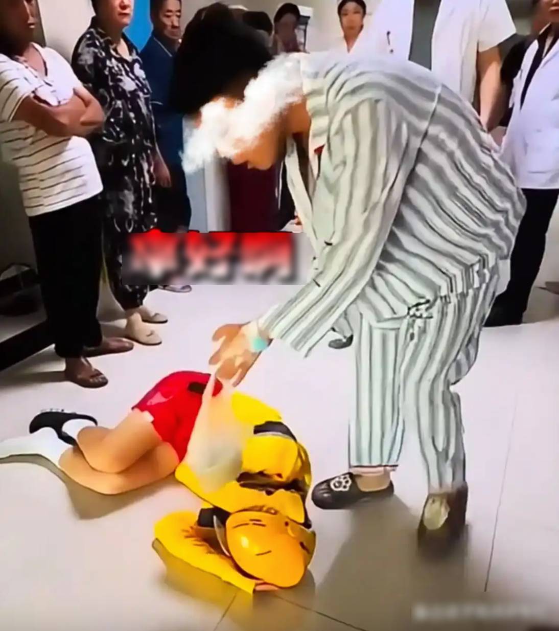 Giao nhầm đơn, shipper nằm khóc lăn lộn trên sàn nhưng dân mạng lại chỉ trích khách đặt đồ ăn- Ảnh 2.