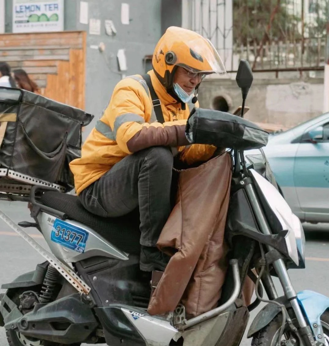 Tiết kiệm được 5,6 tỷ nhưng vẫn chạy shipper 12 tiếng/ngày: Lý do nghẹn ngào- Ảnh 1.