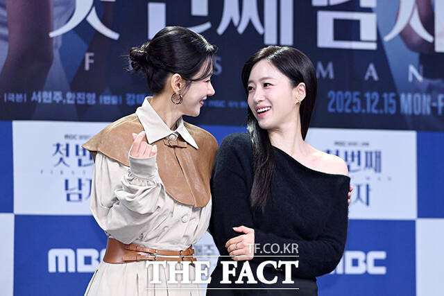 “Rắn độc Hwayoung” và mỹ nhân T-ara cực tình cảm, nhìn nhau đắm đuối ngay trên sân khấu sự kiện- Ảnh 3.