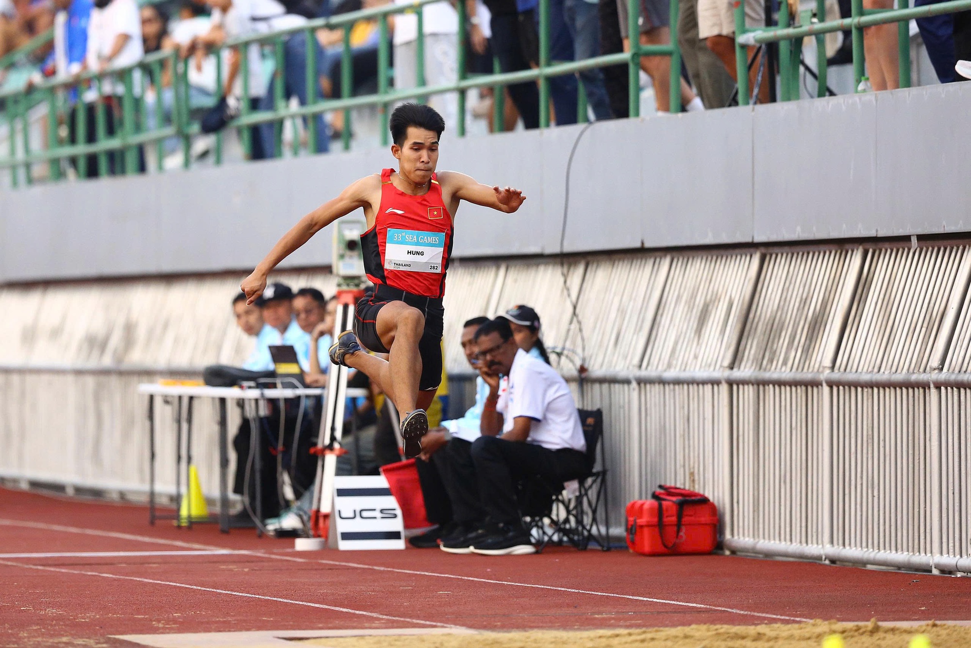 Khoảnh khắc xúc động, người bố chân đứng không vững, mắt rớm lệ khi con trai giành HCV SEA Games cho Việt Nam- Ảnh 5. Khoảnh khắc xúc động, người bố chân đứng không vững, mắt rớm lệ khi con trai giành HCV SEA Games cho Việt Nam- Ảnh 5.