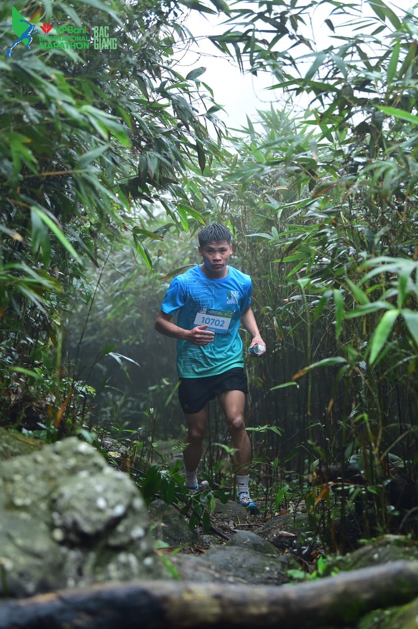 Thương lắm hình ảnh VĐV Việt Nam tập tễnh lê từng bước về đích, rồi nằm vật trên sân ở chung kết SEA Games 33- Ảnh 3. Thương lắm hình ảnh VĐV Việt Nam tập tễnh lê từng bước về đích, rồi nằm vật trên sân ở chung kết SEA Games 33- Ảnh 3.
