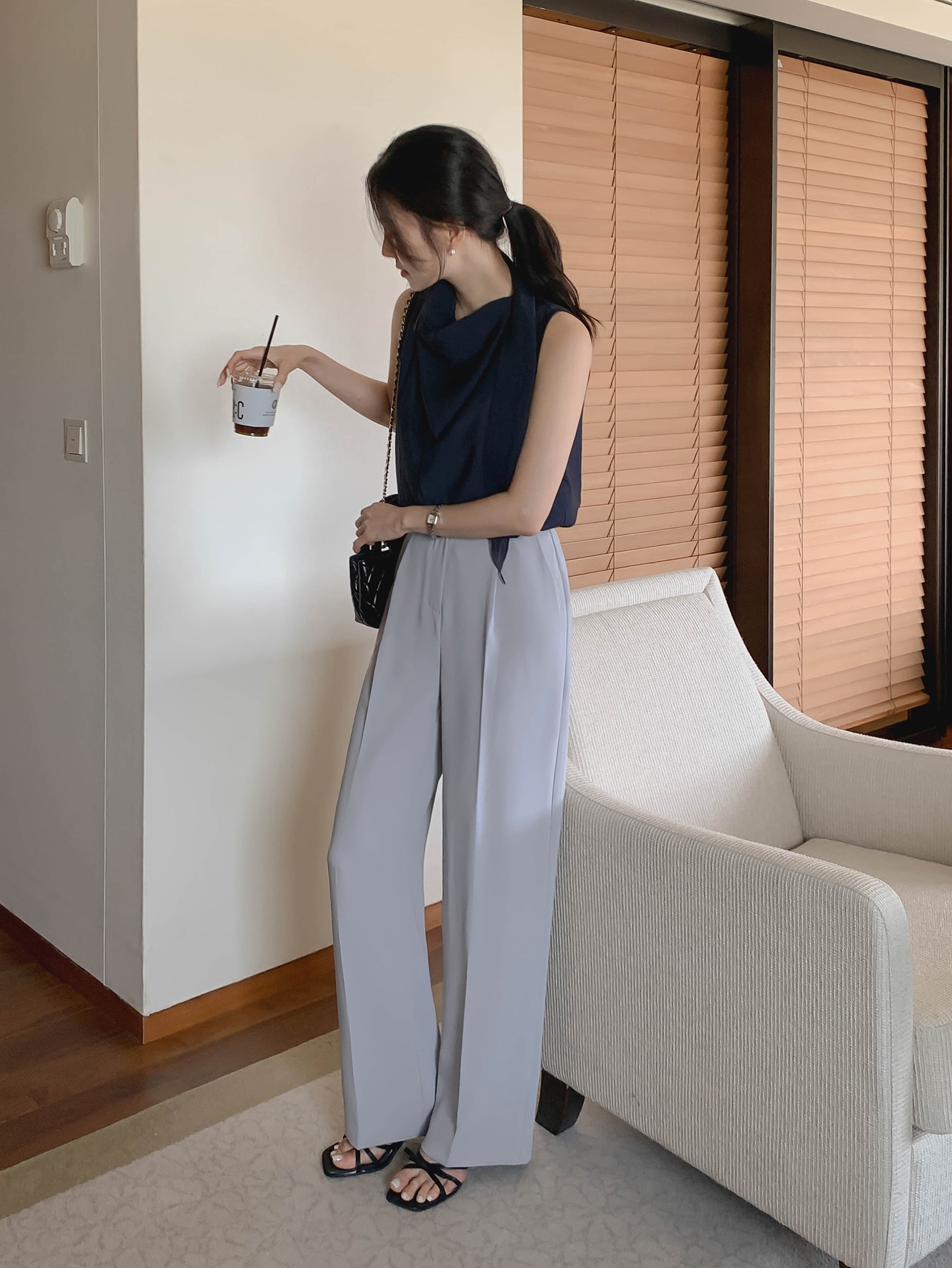 4 mẫu quần công sở giúp bạn mặc đẹp suốt năm 2026- Ảnh 8. 4 mẫu quần công sở giúp bạn mặc đẹp suốt năm 2026- Ảnh 8.