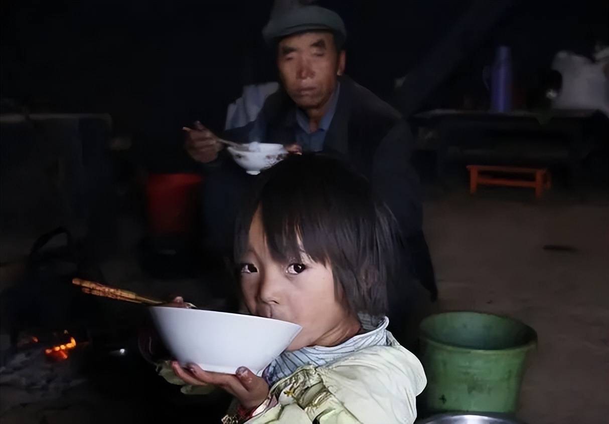 Lão nông nhà nghèo nhận nuôi một bé gái bị bỏ rơi, không ngờ 23 năm sau, chính cô lại kiện ông ra tòa- Ảnh 2.