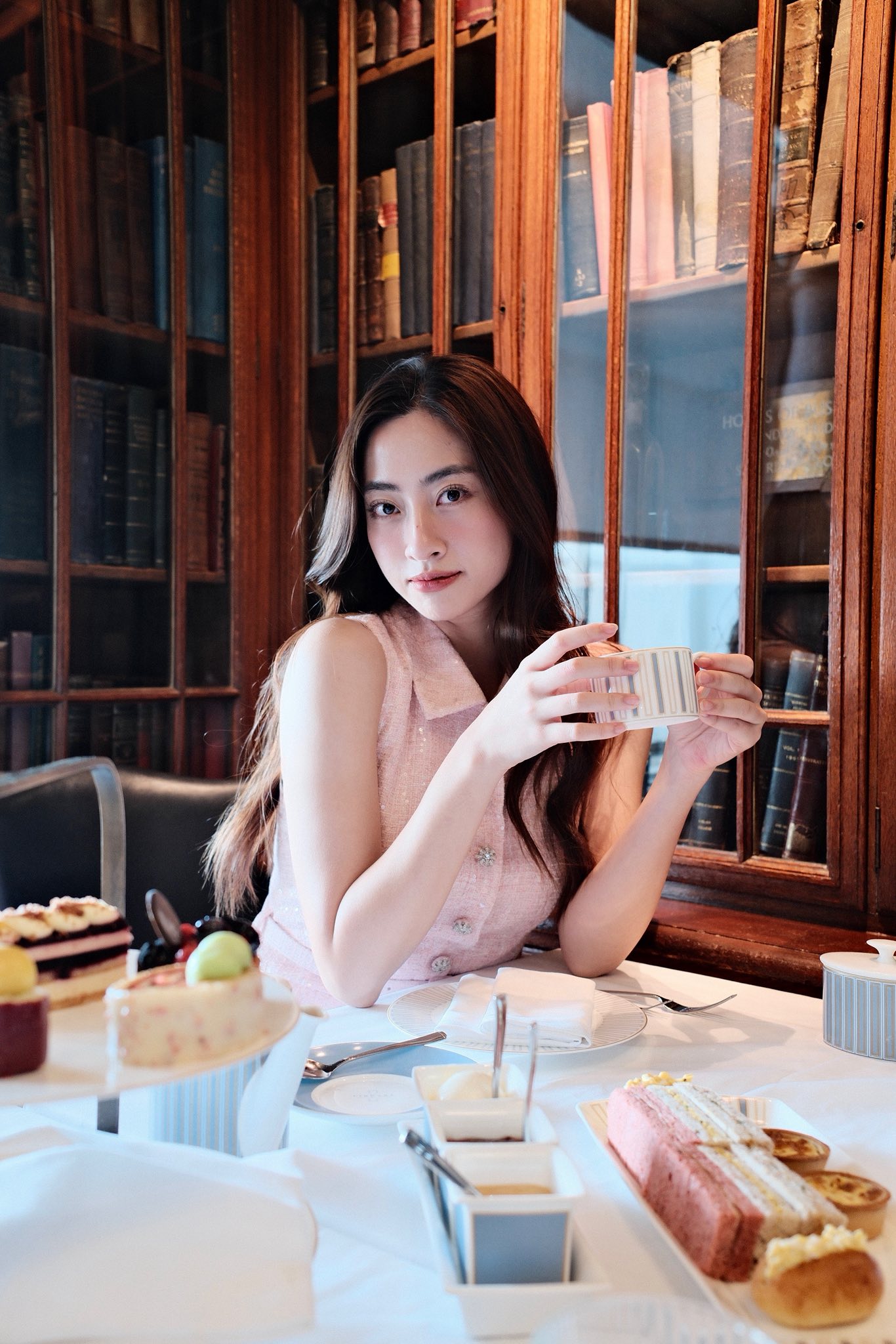 "Nữ giúp việc" đang học Tiến sĩ, ở penthouse view Hồ Tây, là con gái cựu Giám đốc Kho bạc Nhà nước Cao Bằng- Ảnh 17. "Nữ giúp việc" đang học Tiến sĩ, ở penthouse view Hồ Tây, là con gái cựu Giám đốc Kho bạc Nhà nước Cao Bằng- Ảnh 17.