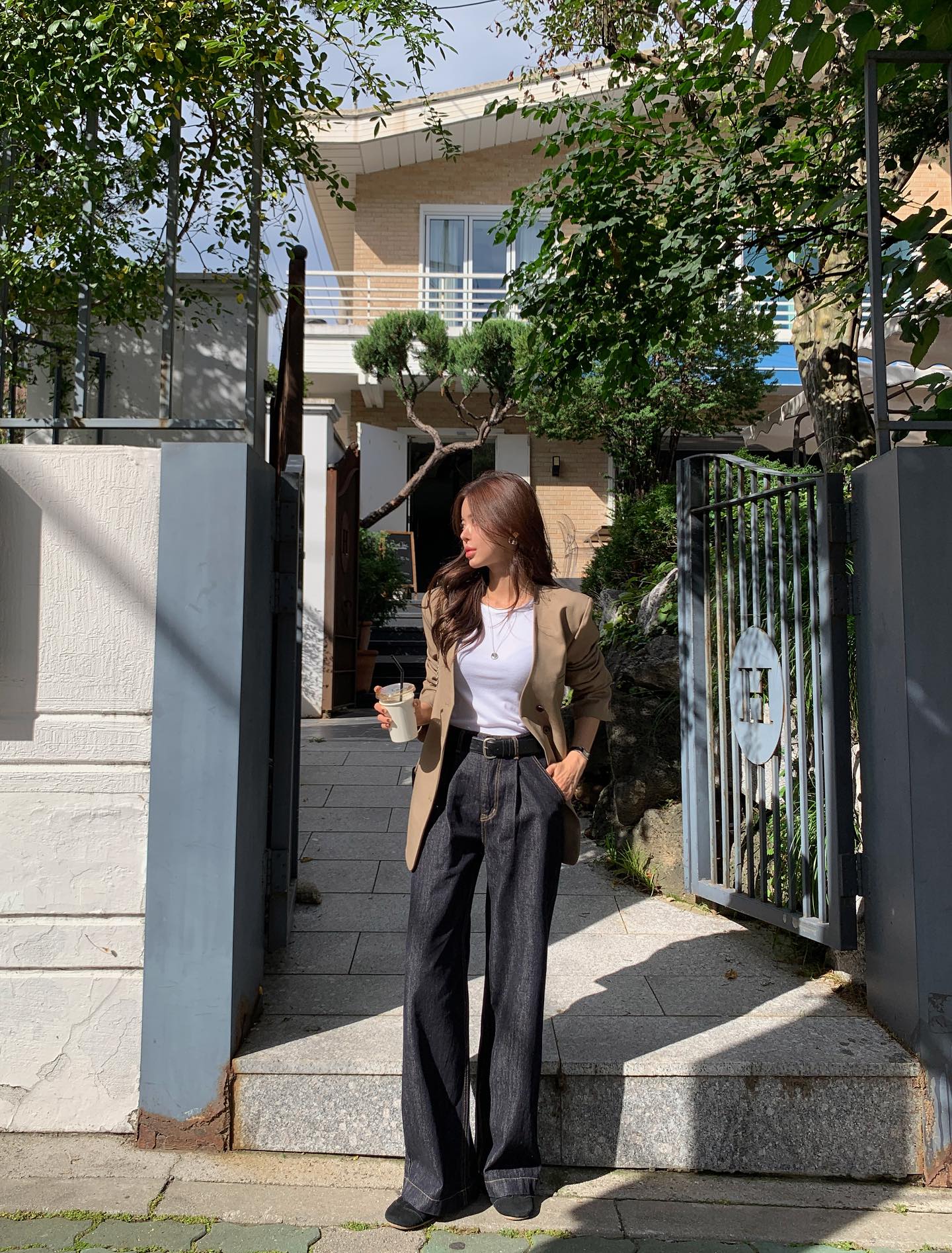 4 mẫu quần công sở giúp bạn mặc đẹp suốt năm 2026- Ảnh 4. 4 mẫu quần công sở giúp bạn mặc đẹp suốt năm 2026- Ảnh 4.