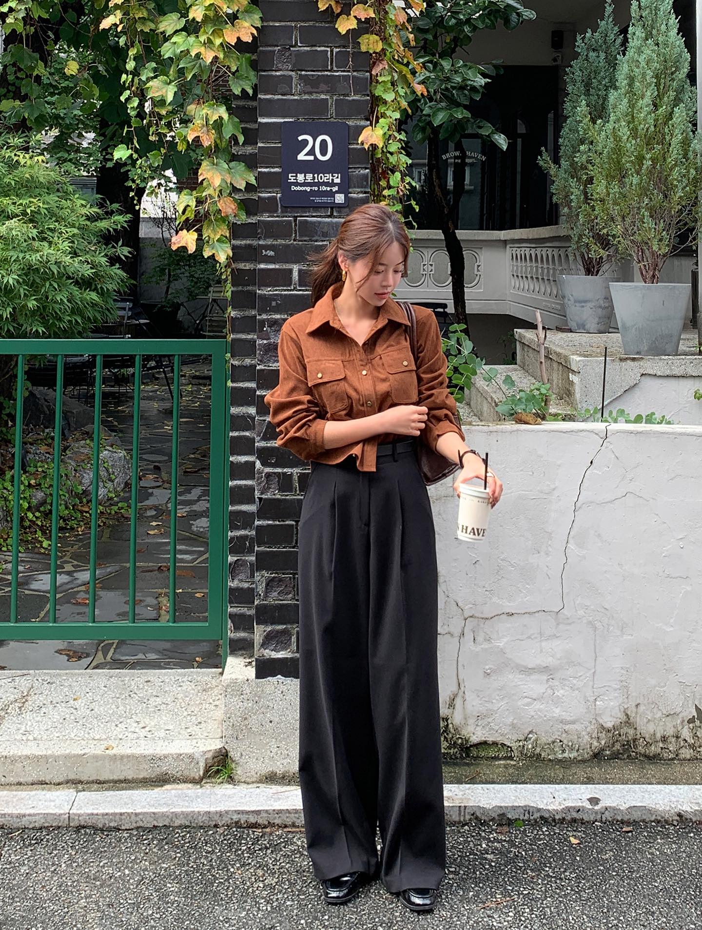 4 mẫu quần công sở giúp bạn mặc đẹp suốt năm 2026- Ảnh 1. 4 mẫu quần công sở giúp bạn mặc đẹp suốt năm 2026- Ảnh 1.