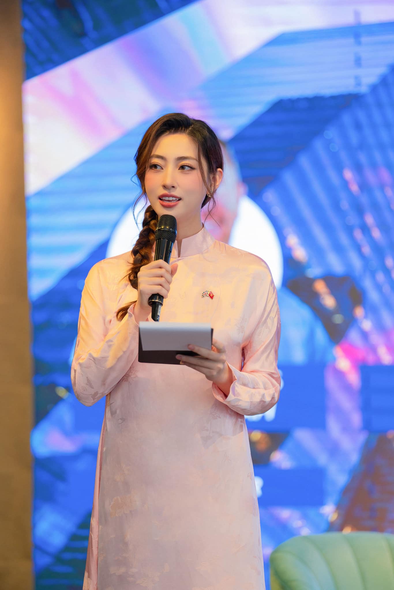 "Nữ giúp việc" đang học Tiến sĩ, ở penthouse view Hồ Tây, là con gái cựu Giám đốc Kho bạc Nhà nước Cao Bằng- Ảnh 8. "Nữ giúp việc" đang học Tiến sĩ, ở penthouse view Hồ Tây, là con gái cựu Giám đốc Kho bạc Nhà nước Cao Bằng- Ảnh 8.