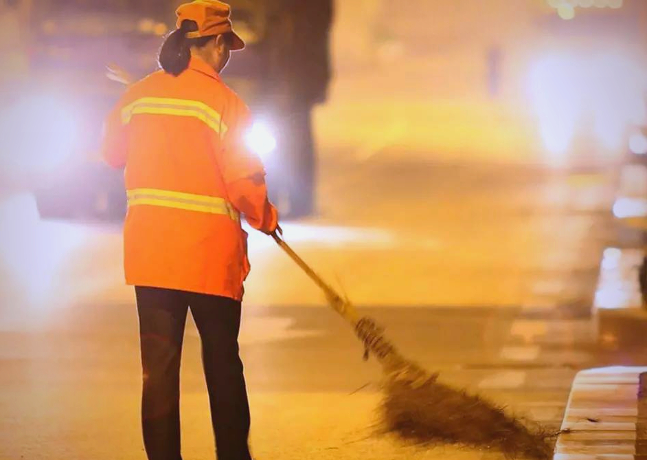 Đang qu&eacute;t đường l&uacute;c 3h s&aacute;ng, c&ocirc; lao c&ocirc;ng bỗng bật kh&oacute;c giữa phố, l&yacute; do khiến MXH lặng người- Ảnh 1.