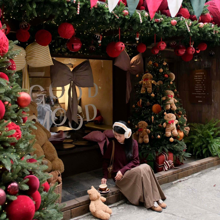 Những góc sống ảo Giáng sinh 2025 gây sốt ở Hà Nội, TP.HCM- Ảnh 2.