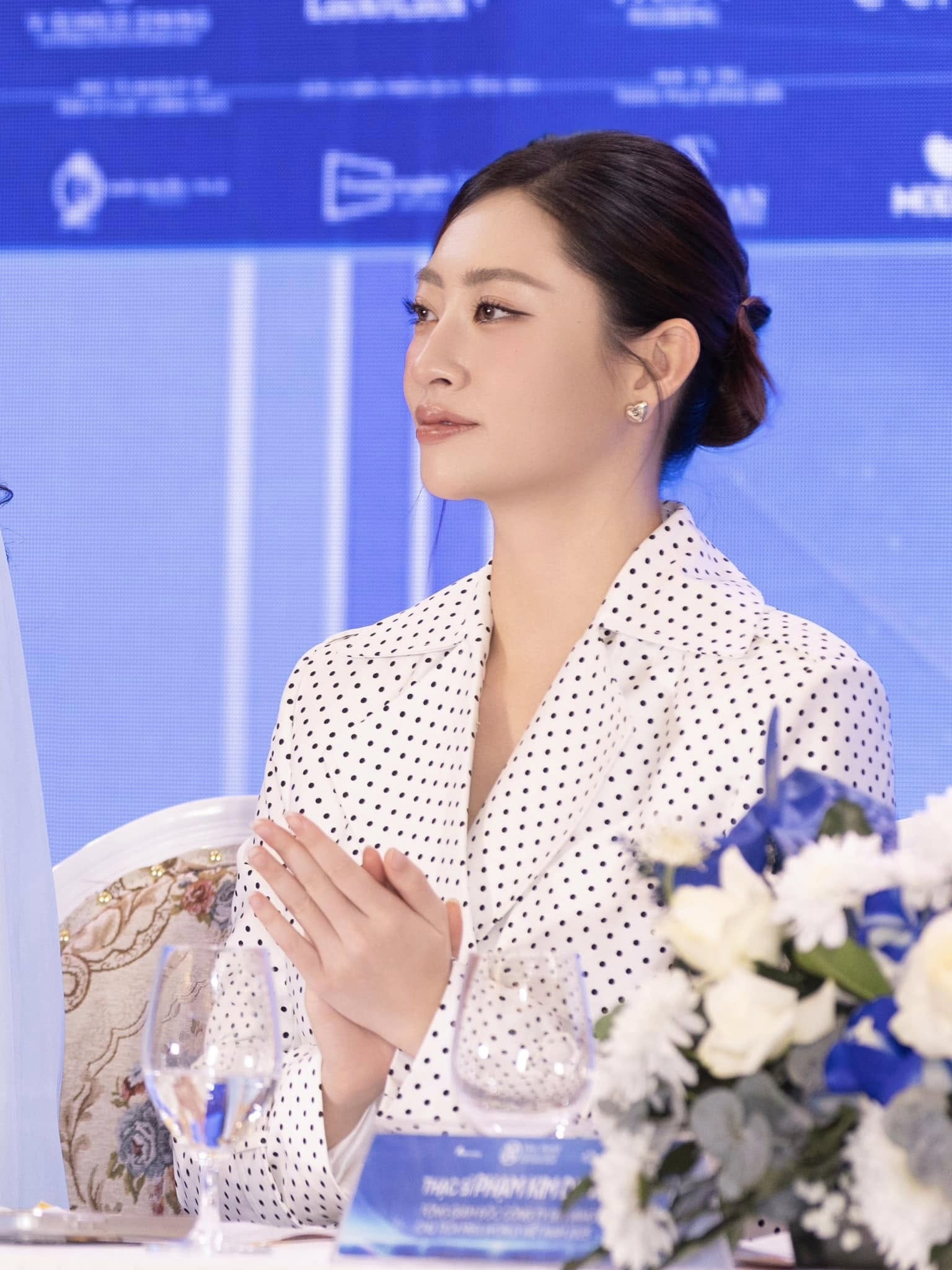 "Nữ giúp việc" đang học Tiến sĩ, ở penthouse view Hồ Tây, là con gái cựu Giám đốc Kho bạc Nhà nước Cao Bằng- Ảnh 7. "Nữ giúp việc" đang học Tiến sĩ, ở penthouse view Hồ Tây, là con gái cựu Giám đốc Kho bạc Nhà nước Cao Bằng- Ảnh 7.