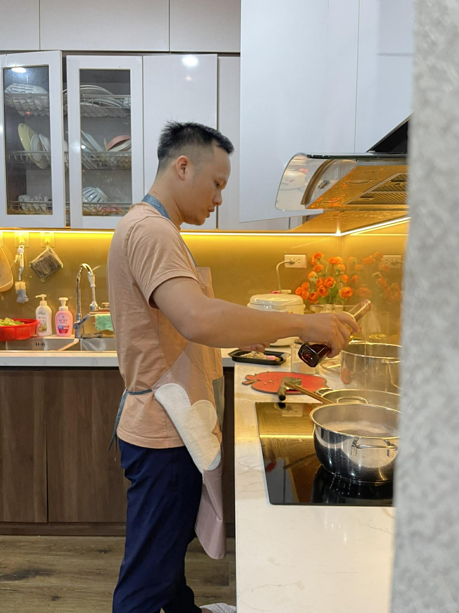 Ông chồng khoe thành quả dự án "Nuôi vợ": "Tôi tự hào vì làm ô sin 20 năm, ai cũng khen vợ tôi lão hóa ngược"- Ảnh 5.