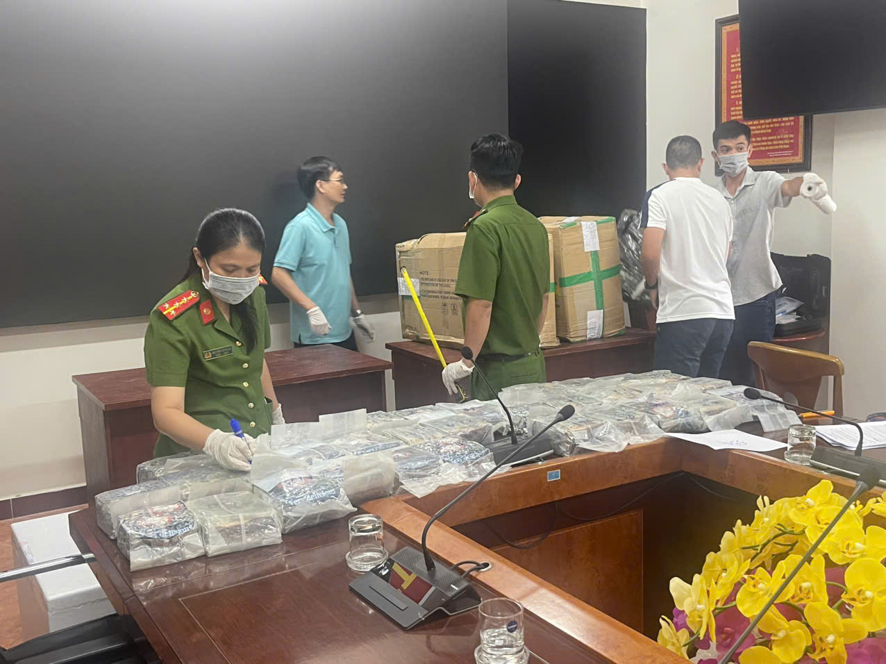 Phá đường dây ma tuý có tổ chức xuyên quốc gia: Thu 174 kg ma túy tổng hợp, 10 bánh heroin, 300 gói ma tuý dạng nước vui- Ảnh 2. Phá đường dây ma tuý có tổ chức xuyên quốc gia: Thu 174 kg ma túy tổng hợp, 10 bánh heroin, 300 gói ma tuý dạng nước vui- Ảnh 2.