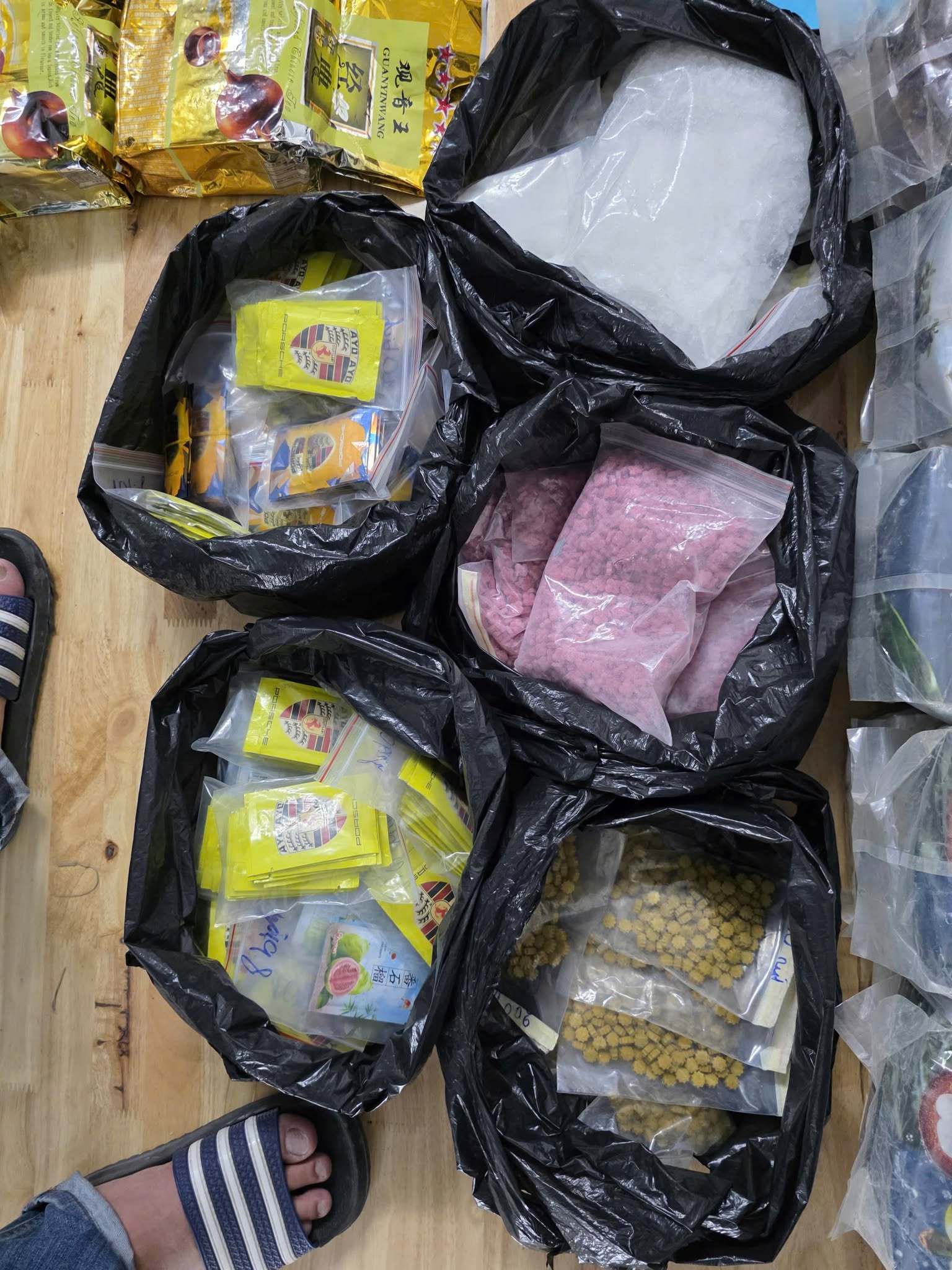 Phá đường dây ma tuý có tổ chức xuyên quốc gia: Thu 174 kg ma túy tổng hợp, 10 bánh heroin, 300 gói ma tuý dạng nước vui- Ảnh 8. Phá đường dây ma tuý có tổ chức xuyên quốc gia: Thu 174 kg ma túy tổng hợp, 10 bánh heroin, 300 gói ma tuý dạng nước vui- Ảnh 8.