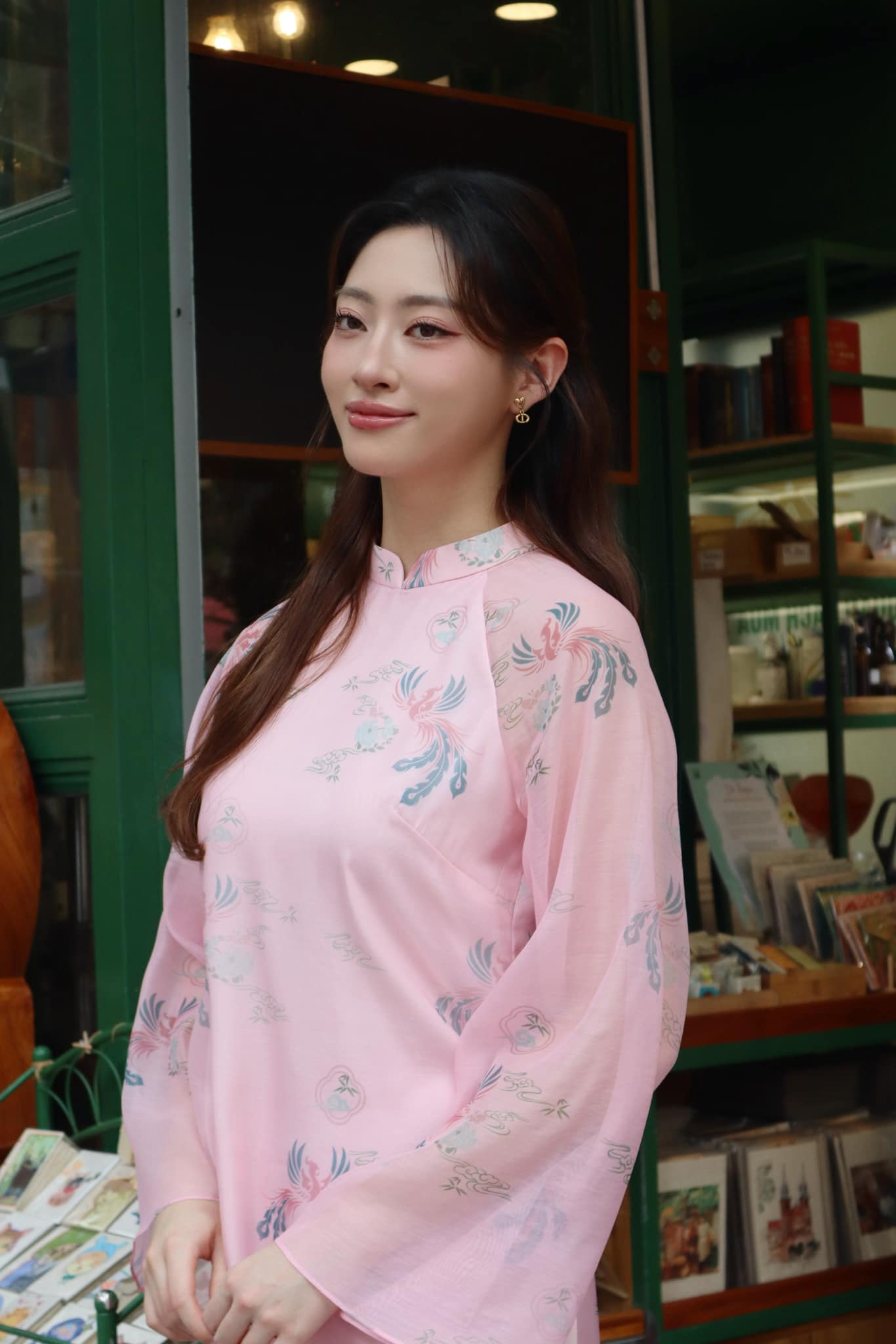 Lương Thùy Linh khoe cặp "kiếm Nhật" 1m22 trên thảm đen, nhan sắc qua camera thường lần này thế nào?- Ảnh 5. Lương Thùy Linh khoe cặp "kiếm Nhật" 1m22 trên thảm đen, nhan sắc qua camera thường lần này thế nào?- Ảnh 5.