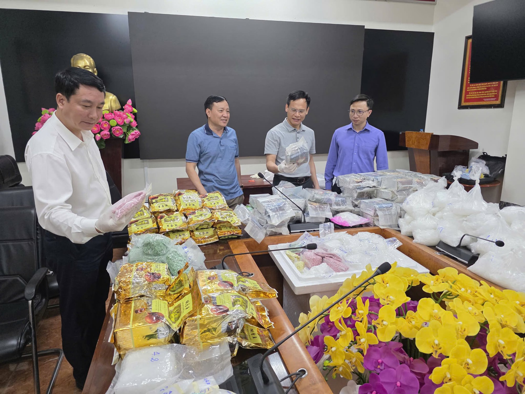 Phá đường dây ma tuý có tổ chức xuyên quốc gia: Thu 174 kg ma túy tổng hợp, 10 bánh heroin, 300 gói ma tuý dạng nước vui- Ảnh 1. Phá đường dây ma tuý có tổ chức xuyên quốc gia: Thu 174 kg ma túy tổng hợp, 10 bánh heroin, 300 gói ma tuý dạng nước vui- Ảnh 1.