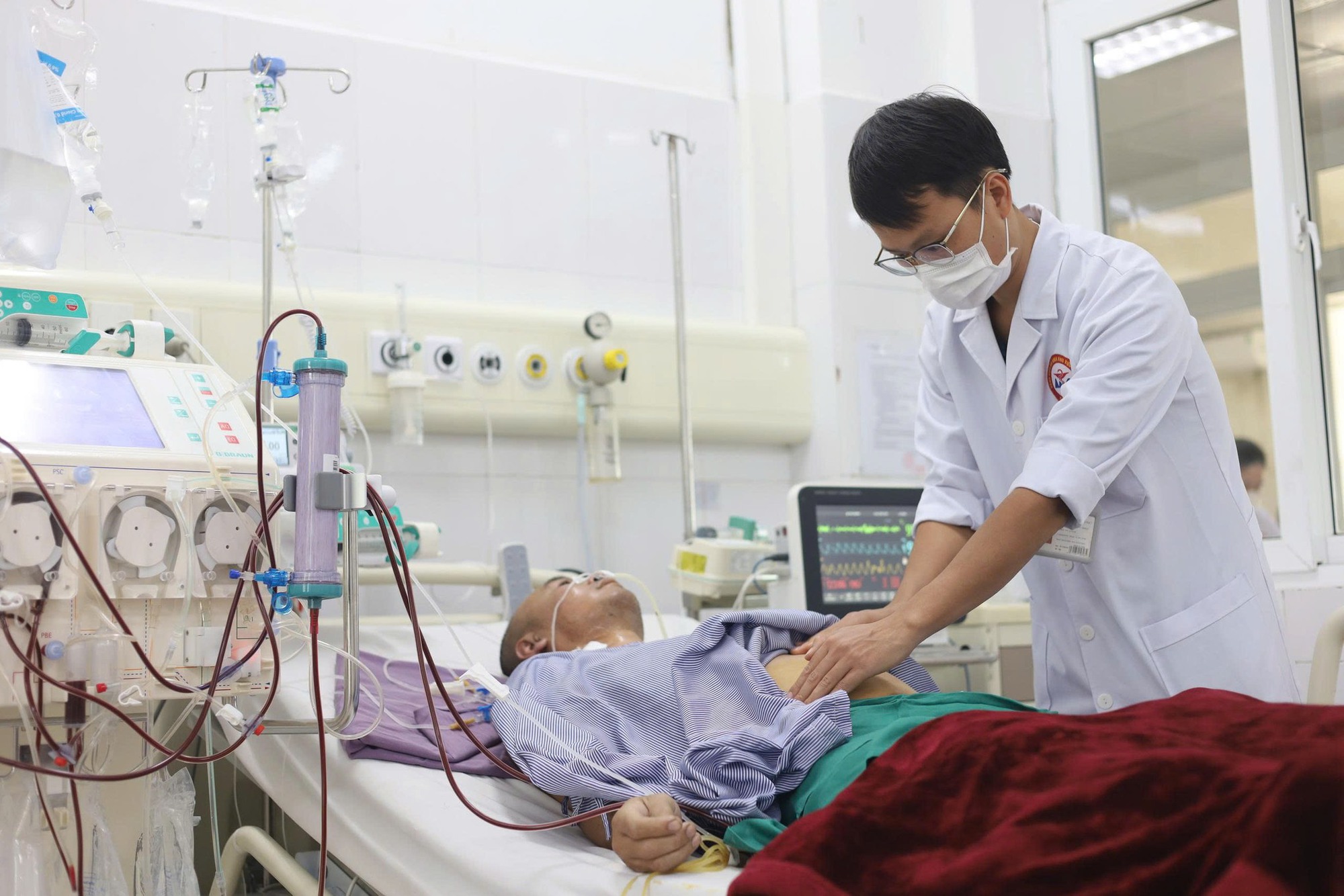 Huyết tương đục như mỡ, người đàn ông nguy kịch vì uống nửa lít rượu mỗi ngày- Ảnh 2.