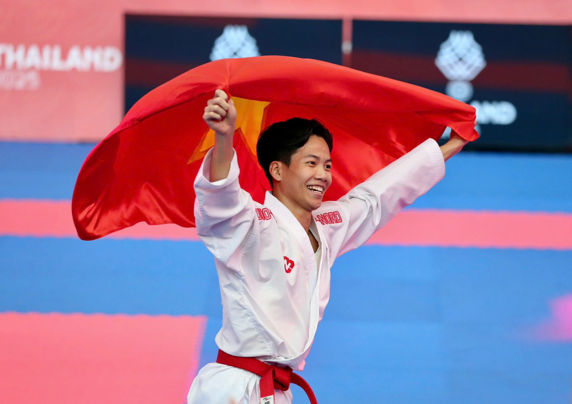 Võ sĩ Việt Nam vừa nhận huy chương vàng tại SEA Games 33 có 1 chi tiết khiến G-DRAGON được "thơm lây"- Ảnh 4.