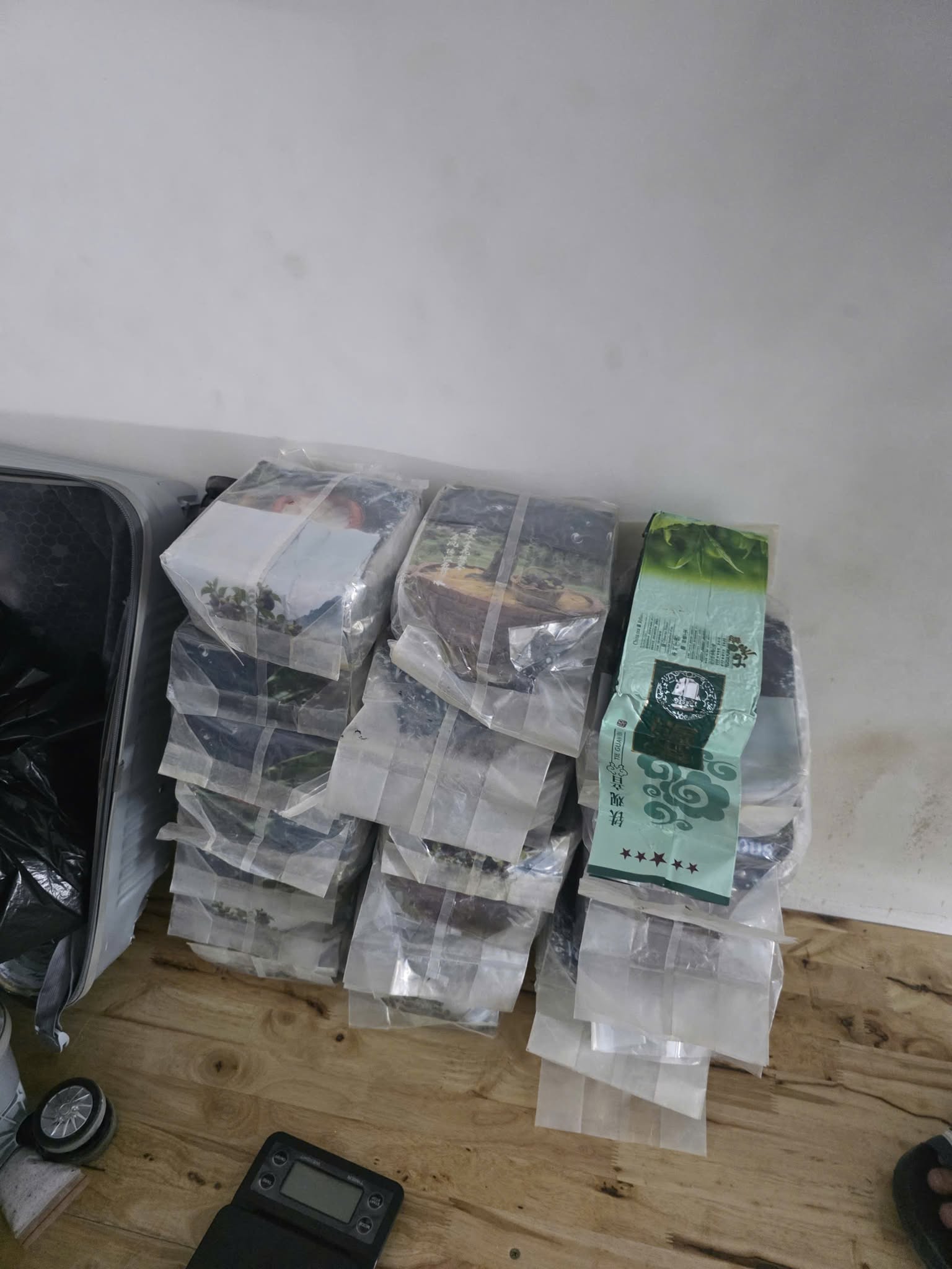 Phá đường dây ma tuý có tổ chức xuyên quốc gia: Thu 174 kg ma túy tổng hợp, 10 bánh heroin, 300 gói ma tuý dạng nước vui- Ảnh 9. Phá đường dây ma tuý có tổ chức xuyên quốc gia: Thu 174 kg ma túy tổng hợp, 10 bánh heroin, 300 gói ma tuý dạng nước vui- Ảnh 9.