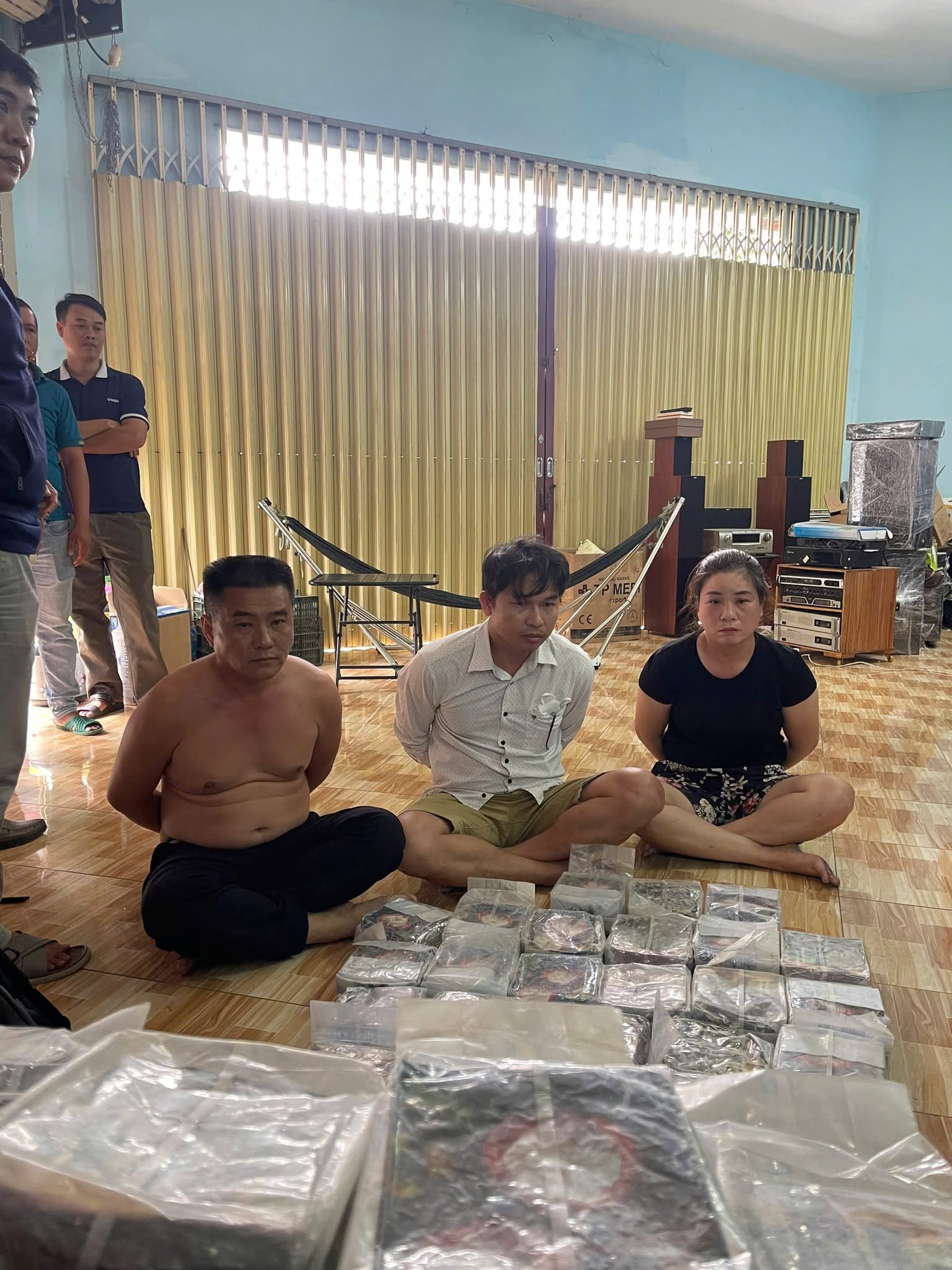 Phá đường dây ma tuý có tổ chức xuyên quốc gia: Thu 174 kg ma túy tổng hợp, 10 bánh heroin, 300 gói ma tuý dạng nước vui- Ảnh 3. Phá đường dây ma tuý có tổ chức xuyên quốc gia: Thu 174 kg ma túy tổng hợp, 10 bánh heroin, 300 gói ma tuý dạng nước vui- Ảnh 3.