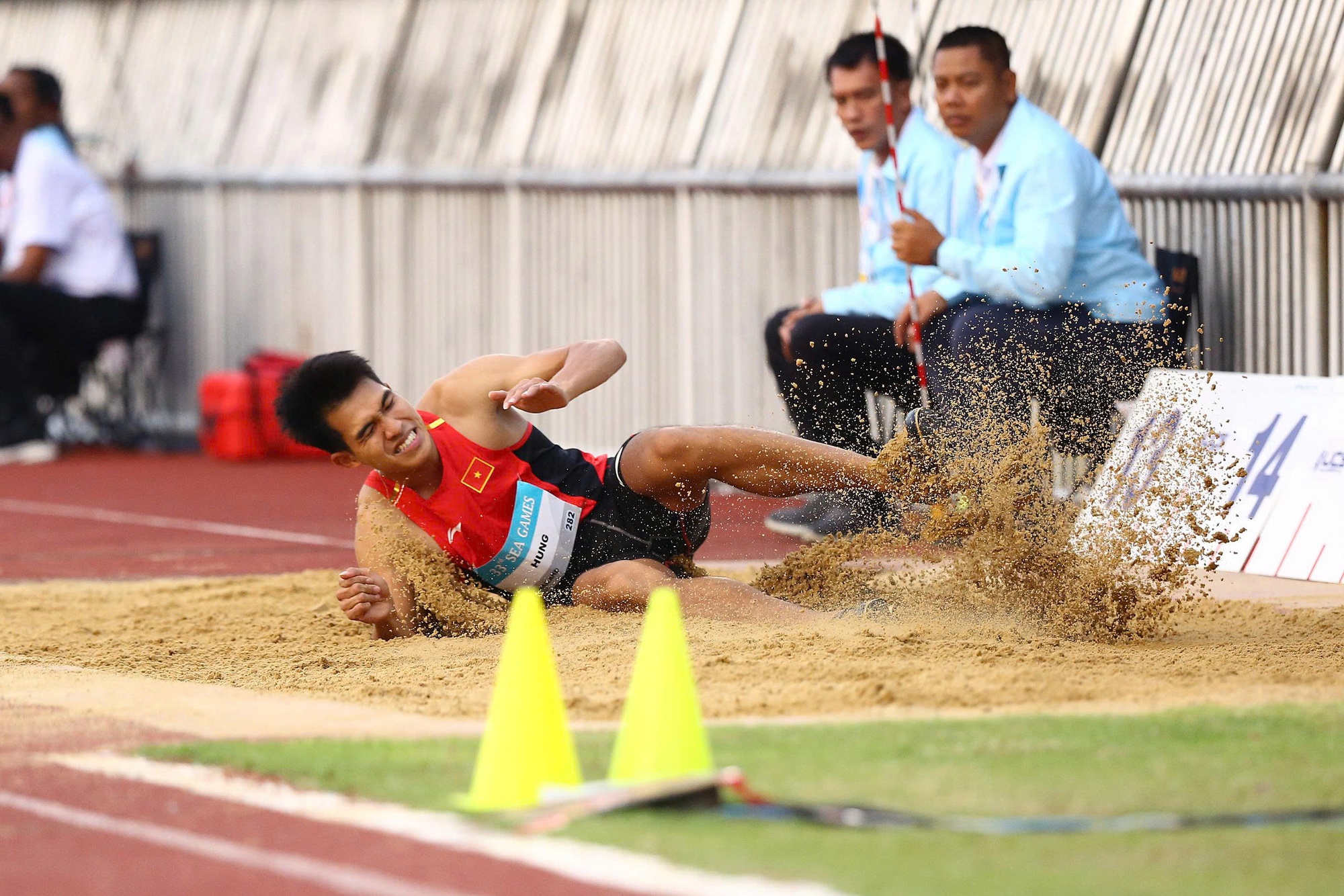 Khoảnh khắc xúc động, người bố chân đứng không vững, mắt rớm lệ khi con trai giành HCV SEA Games cho Việt Nam- Ảnh 6. Khoảnh khắc xúc động, người bố chân đứng không vững, mắt rớm lệ khi con trai giành HCV SEA Games cho Việt Nam- Ảnh 6.