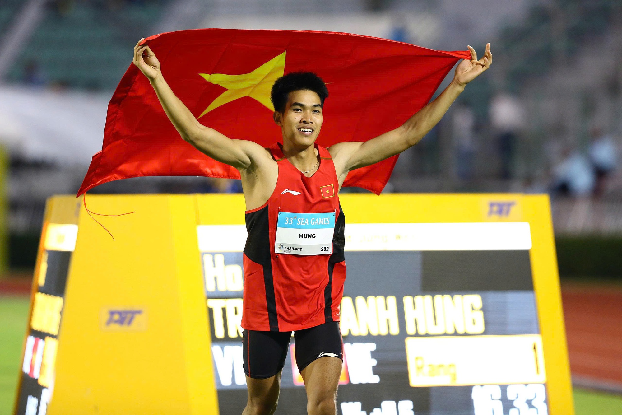 Khoảnh khắc xúc động, người bố chân đứng không vững, mắt rớm lệ khi con trai giành HCV SEA Games cho Việt Nam- Ảnh 1. Khoảnh khắc xúc động, người bố chân đứng không vững, mắt rớm lệ khi con trai giành HCV SEA Games cho Việt Nam- Ảnh 1.