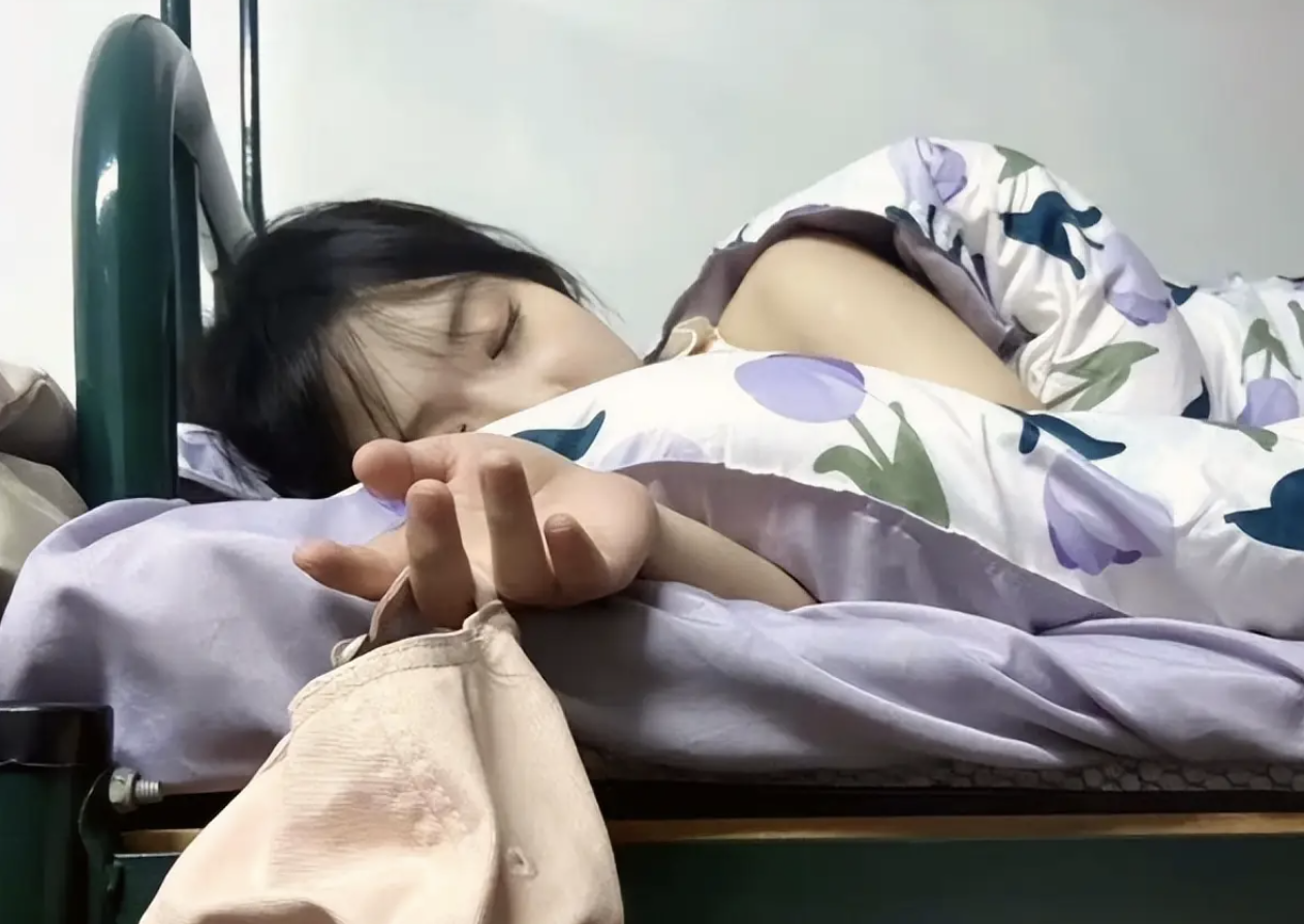 Nữ sinh sốc nặng vì bạn cùng phòng lén làm một việc mỗi đêm: Một người làm, cả phòng khó chịu!- Ảnh 1.