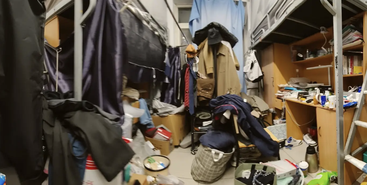 Rùng mình với căn phòng KTX của nam sinh học giỏi- Ảnh 2. Rùng mình với căn phòng KTX của nam sinh học giỏi- Ảnh 2.