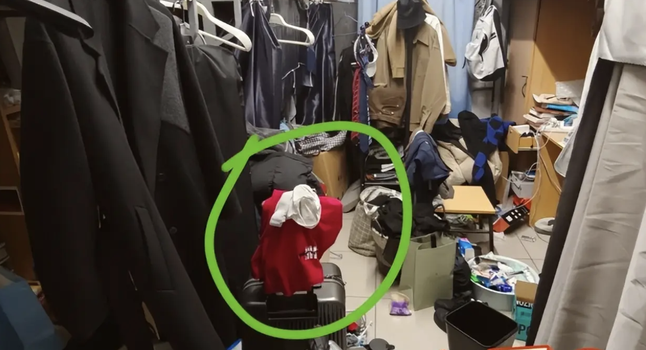 Rùng mình với căn phòng KTX của nam sinh học giỏi- Ảnh 3. Rùng mình với căn phòng KTX của nam sinh học giỏi- Ảnh 3.