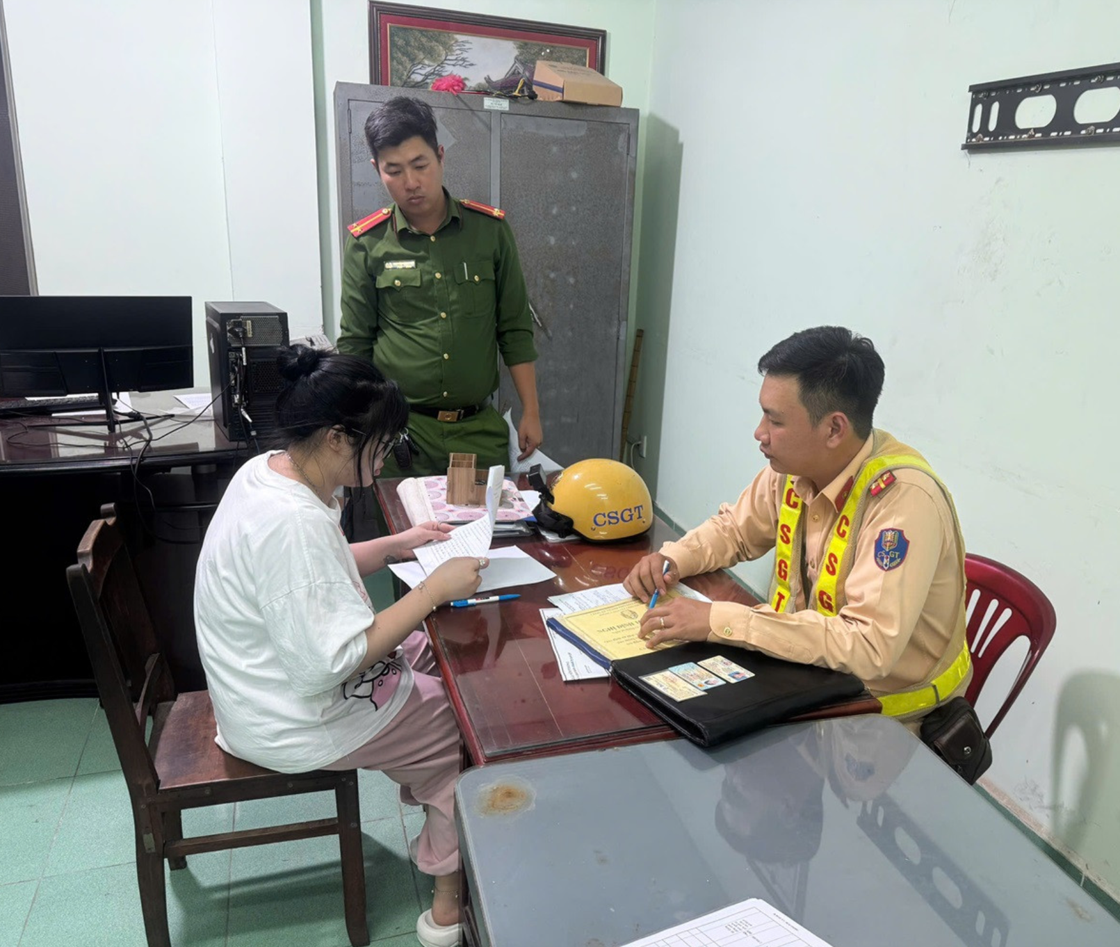 C&aacute;i kết cho c&ocirc; g&aacute;i trẻ ở TPHCM &ldquo;chắp tay lạy&rdquo; khi đang chạy xe m&aacute;y- Ảnh 1.