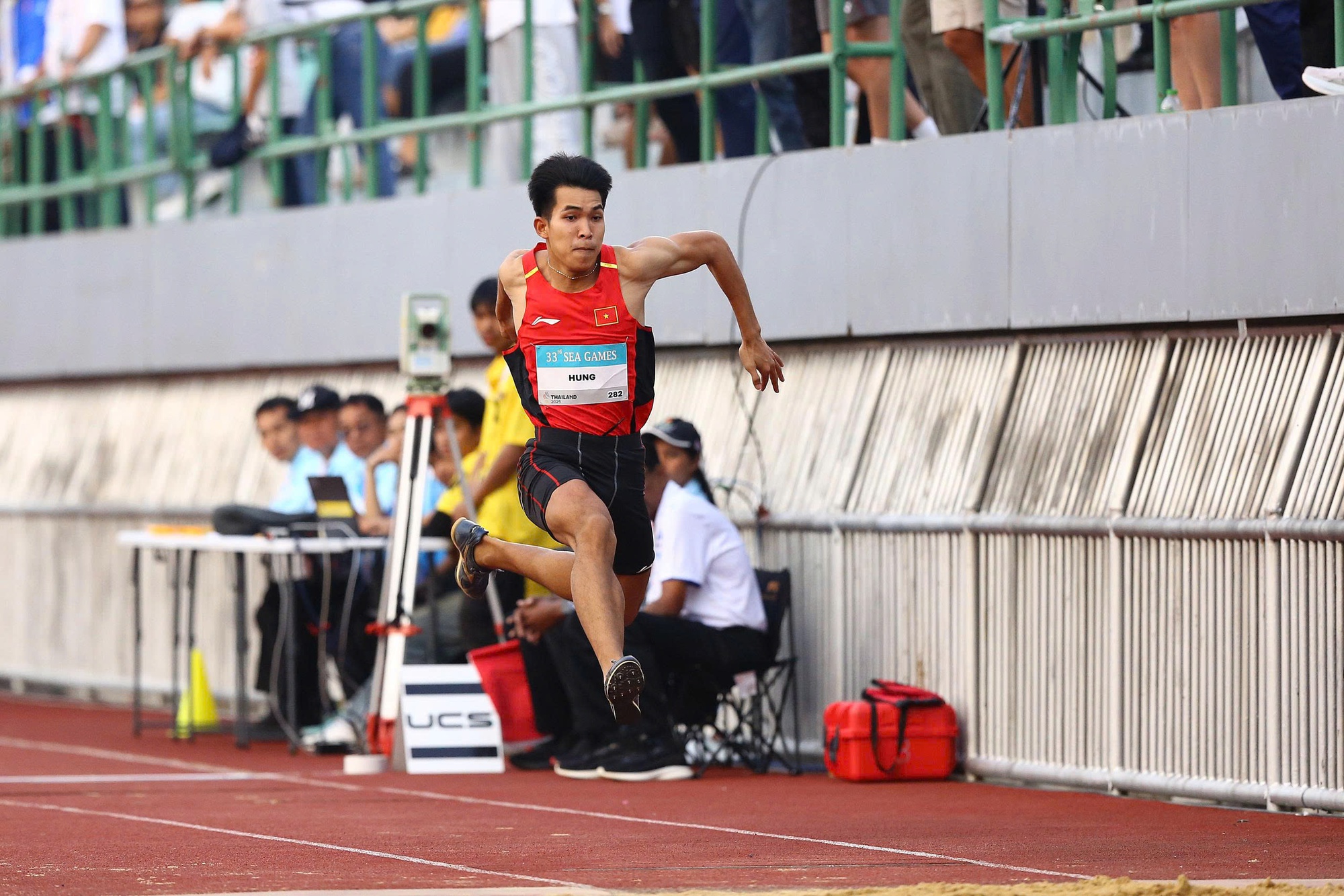 Khoảnh khắc xúc động, người bố chân đứng không vững, mắt rớm lệ khi con trai giành HCV SEA Games cho Việt Nam- Ảnh 4. Khoảnh khắc xúc động, người bố chân đứng không vững, mắt rớm lệ khi con trai giành HCV SEA Games cho Việt Nam- Ảnh 4.