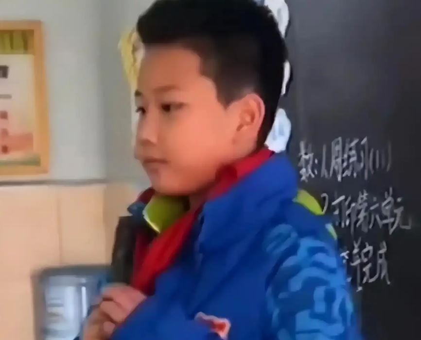 Phát hiện ký tự khó hiểu trên áo con trai, mẹ tra hỏi rồi bật khóc nức nở: Con tôi mới 9 tuổi nhưng quá bản lĩnh!- Ảnh 1.