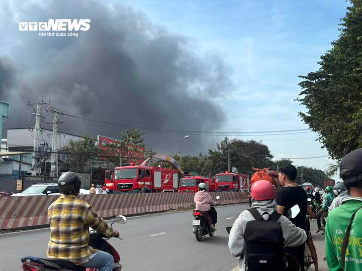 Cháy lớn tại công ty sản xuất mút xốp ở TP.HCM, cột khói cao cả trăm mét- Ảnh 2.