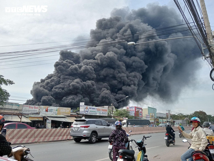 Cháy lớn tại công ty sản xuất mút xốp ở TP.HCM, cột khói cao cả trăm mét- Ảnh 1.