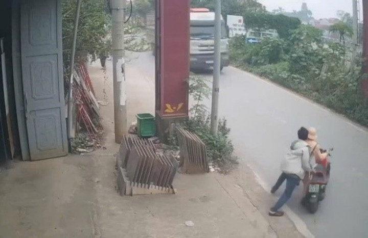 Xin bỏ qua vi phạm không được, tài xế đẩy CSGT vào đầu xe tải- Ảnh 2.