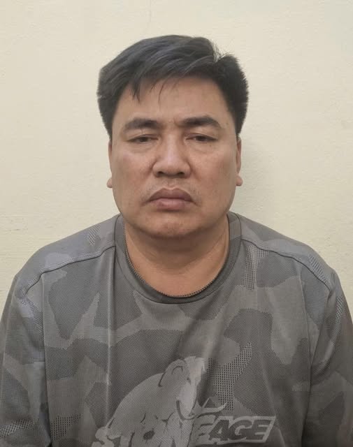 Đối tượng đẩy chiến sĩ CSGT vào đầu xe tải bật khóc, nói "rất hối hận": May mà anh ấy tránh kịp...- Ảnh 2.