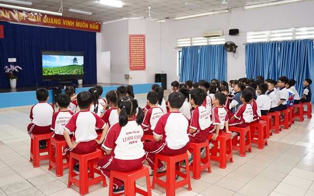 Học sinh tiểu học TP.HCM xem Dế Mèn tại trường: Phản ứng cực dễ thương- Ảnh 1.