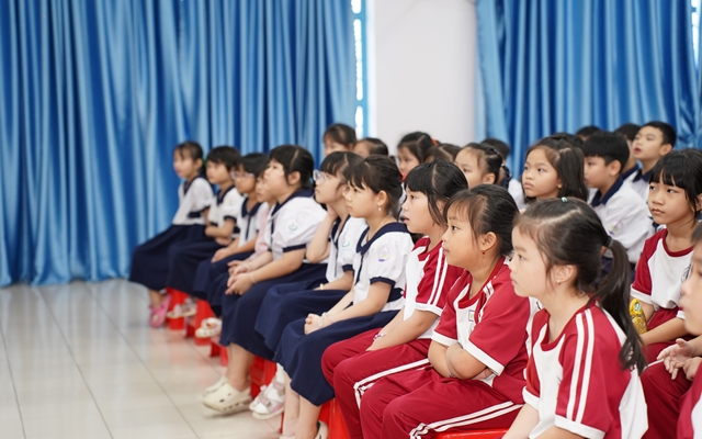 Học sinh tiểu học TP.HCM xem Dế Mèn tại trường: Phản ứng cực dễ thương- Ảnh 2.