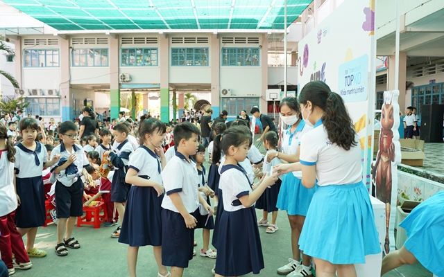 Học sinh tiểu học TP.HCM xem Dế Mèn tại trường: Phản ứng cực dễ thương- Ảnh 8.