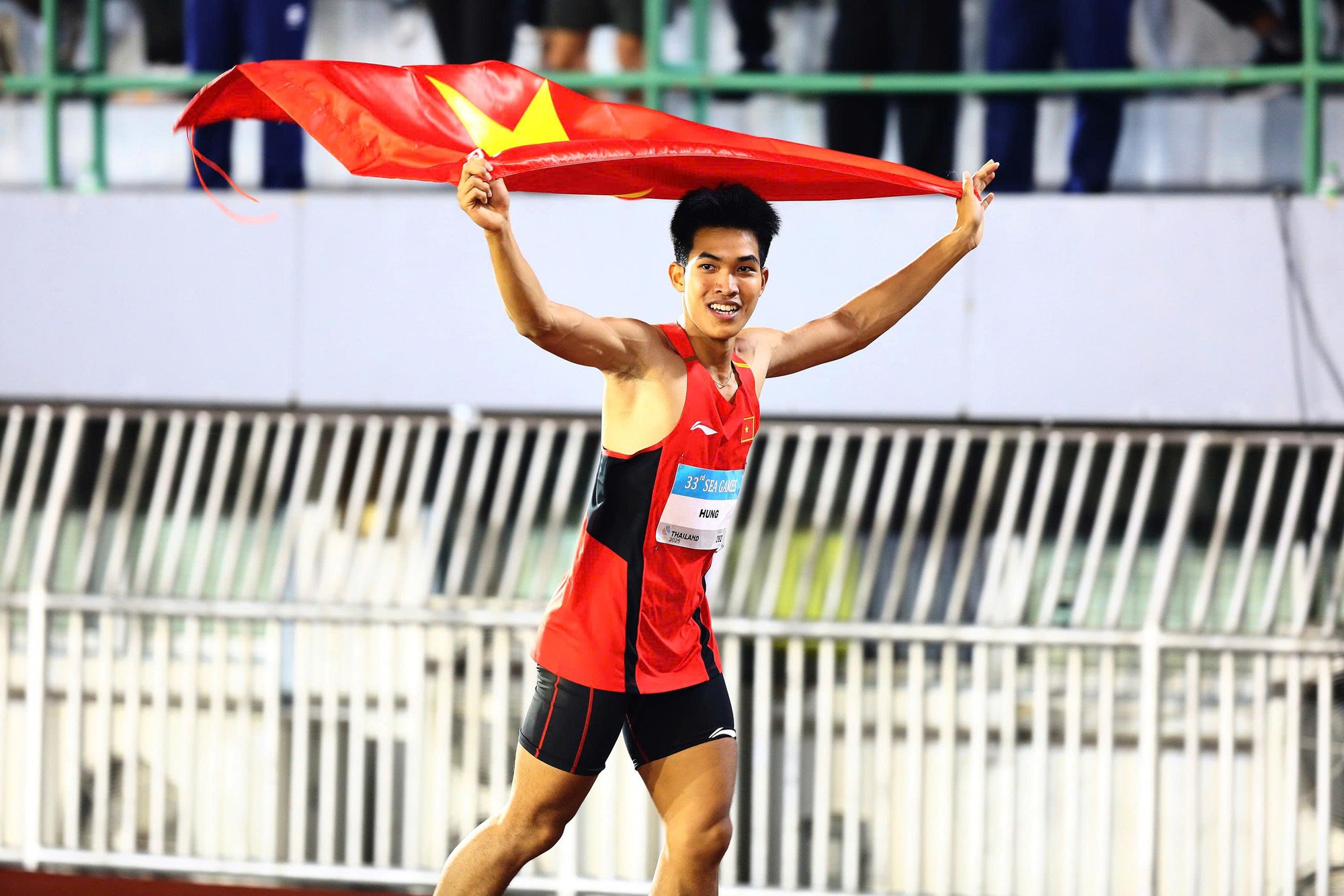 Khoảnh khắc xúc động, người bố chân đứng không vững, mắt rớm lệ khi con trai giành HCV SEA Games cho Việt Nam- Ảnh 7. Khoảnh khắc xúc động, người bố chân đứng không vững, mắt rớm lệ khi con trai giành HCV SEA Games cho Việt Nam- Ảnh 7.