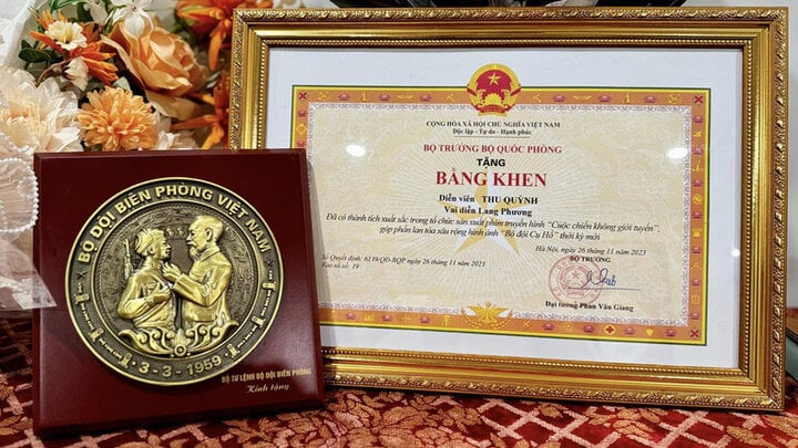 Mỹ nhân Việt được Bộ Quốc Phòng khen thưởng: Đóng tận 5 phim top 1 rating cả nước, nhan sắc thăng hạng dữ dội- Ảnh 5. Mỹ nhân Việt được Bộ Quốc Phòng khen thưởng: Đóng tận 5 phim top 1 rating cả nước, nhan sắc thăng hạng dữ dội- Ảnh 5.