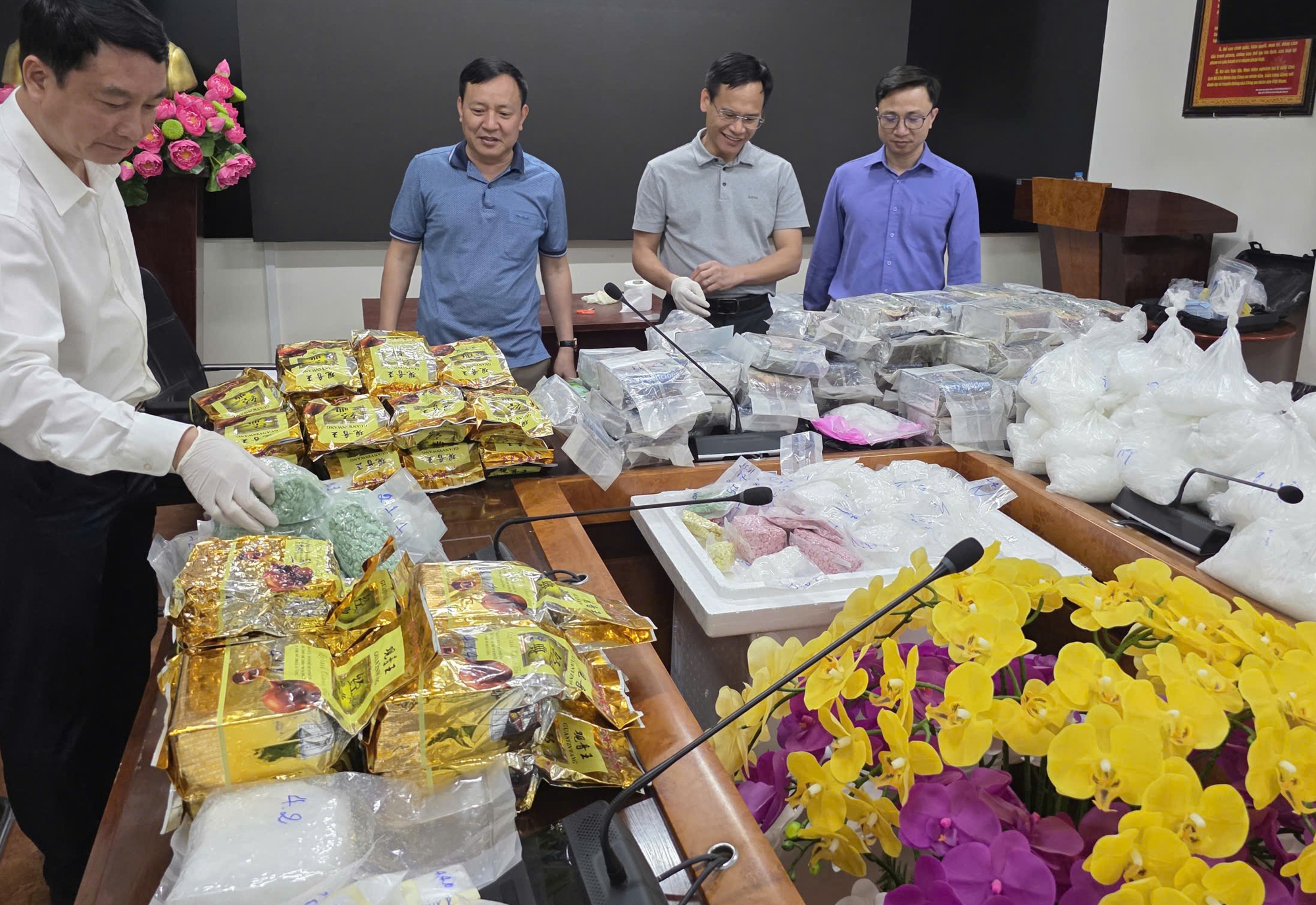 Gần 200 cảnh sát đồng loạt khám xét, bắt 37 đối tượng trong chuyên án đặc biệt lớn- Ảnh 1. Gần 200 cảnh sát đồng loạt khám xét, bắt 37 đối tượng trong chuyên án đặc biệt lớn- Ảnh 1.