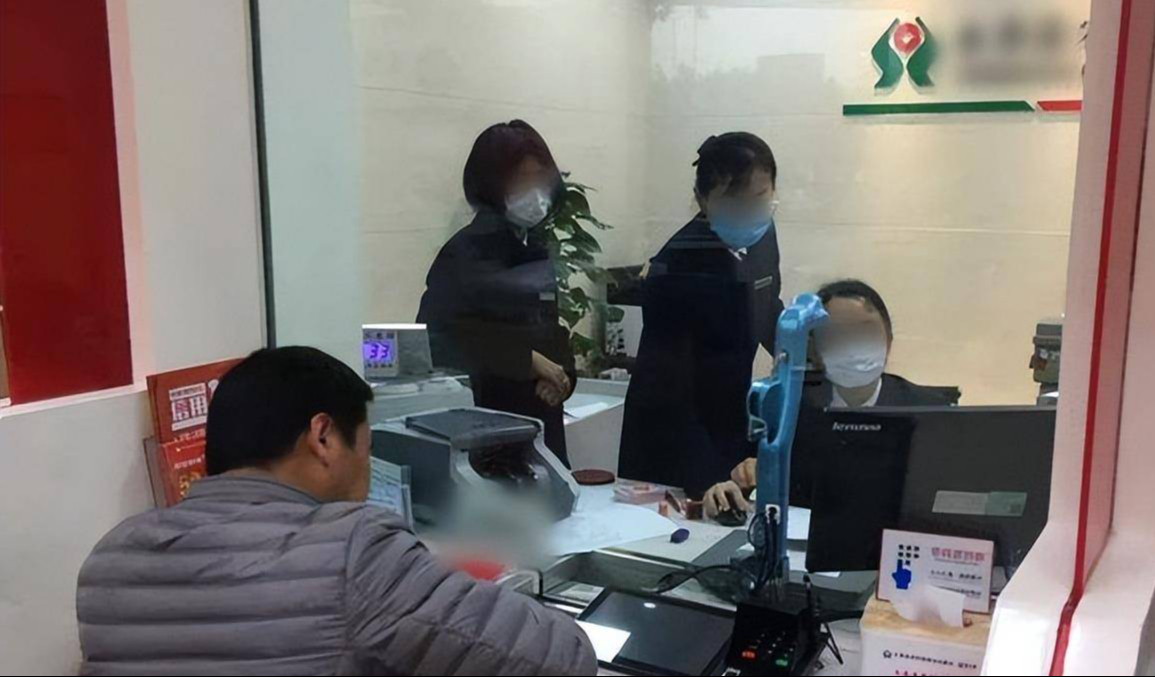 Con trai rút 100 tỷ mẹ qua đời để lại, nhân viên ngân hàng quyết không trả: Anh không có quyền!- Ảnh 4.